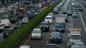 penampakan-macet-panjang-di-tol-dalam-kota-cawang-arah-kuningan-4_169