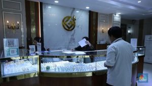 seorang-konsumen-membeli-emas-logam-mulia-di-butik-emas-di-galeri-24-jakarta-senin-262025-harga-emas-logam-mulia-produksi-pt-a-1748852628322_169