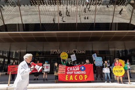 World’s largest banks pledged $906bn to fossil fuel companies in ‘unfathomable’ increase in 2025, report finds