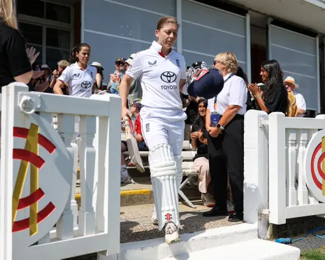 Former England captain Heather Knight to retire from international cricket