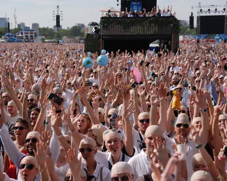 Rapper Pitbull and fans set ‘bald cap’ Guinness World Record at London show