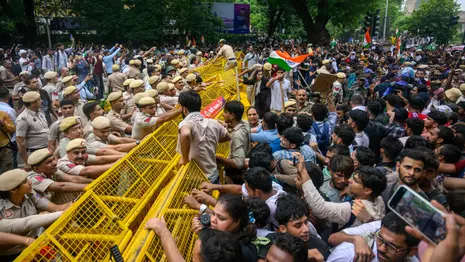 Tens of thousands of Cockroach movement protesters defy police with Delhi march